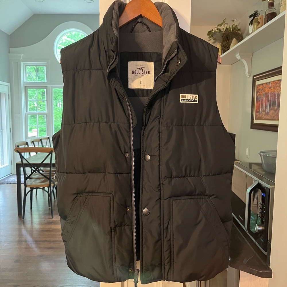 Hollister Black Quilted Vest for Outdoor Adventures